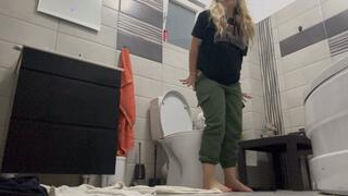 Big ass blonde morning toilet with FARTS'