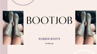 Bootjobs in rubbber boots in the car