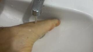 My first video | washing my foot after a day of training