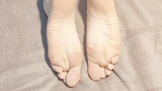 showing off her feet to the thirsty doormat