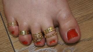 Admiring the short toes of a plus-size girl