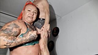 huge fbb lift and carry the skinny boy weak man lifted like a human barbvell on the top squats with you can see my pussy