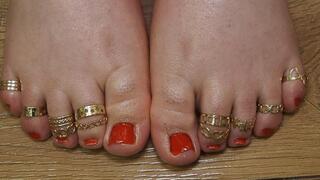 Red pedicure on short toes: admiration is optional!