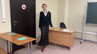 The teacher is teaching a lesson at school, but she accidentally knocked her foot on the table, now she has to teach a lesson with a sore leg (Reissue)