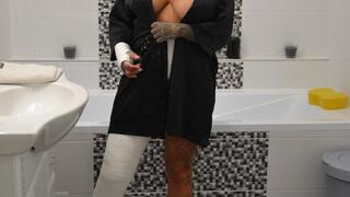 Naomi in the bathroom in big casts