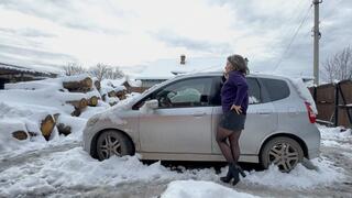 bouncing a snowy car av4