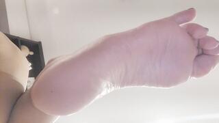 Moisturizing my big feet