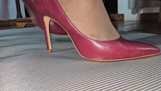 Balbina heel popping Queen in Nude Pantyhose and Classic Stilettos