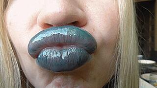 BIG GREENY SHINY LIPS!