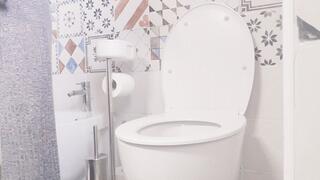 I push and pee, you can look at me