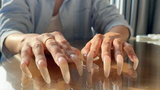 #172 - Beautiful long nail tapping in sunlight