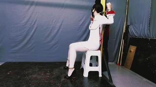 Quiet squat restraint