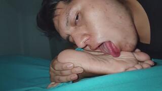 Roxana rests her feet licking worship and cumming on her feet