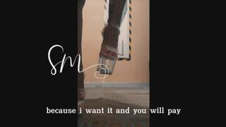 Single Maldicta usando Meia Arrastao e Sandalia acrilica