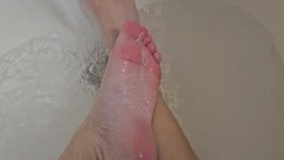 Cute Toes Take a Tubby