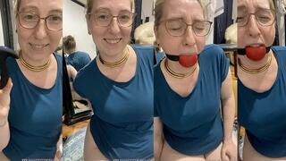Melissa tries out a new electro buttplug