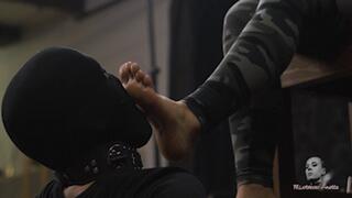 Licking her dangling feet FHD MP4