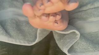 A Ebony giantess does a foot mask reveal