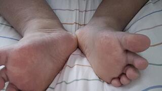 EBONY GIANTESS FEETPLAY WITH PLUSONE VIBRATOR
