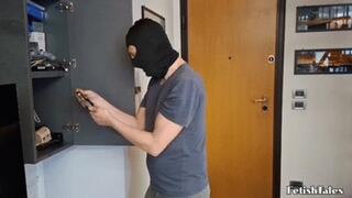 A thief in the house - un ladro in casa