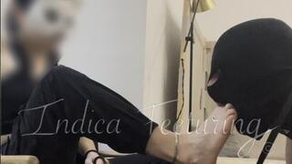 Lèche et nettoie mes pieds