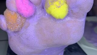 Sensual Art: Foot Painting and Pompons (Part 1) Art sensuel : peinture et pompons sur mes pieds (Partie 1)