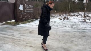 A girl in high heels went out for a walk, but her heels are so slippery that it's hard for her to even take a step without slipping