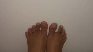 natural, unpolished toes!