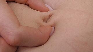 Squeezing my navel! MP4
