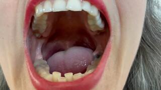 let's have a look at her wet mouth m02