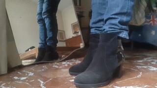 TOE TAPPING IN BLACK LEATHER BOOTS