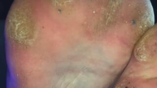 JOI CEI Humiliation ultime : mes pieds crades te broient mentalement et t’obligent à avaler chaque goutte