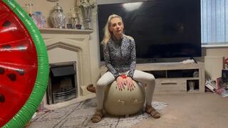 Inflatable bauble sit pop