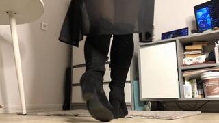 Sexy tease with pad under pantyhose!