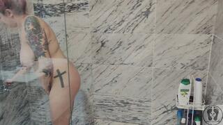 4K PISSING ON MYSELF BEFORE SHOWER IMPOSSIBLE POSITION PEE