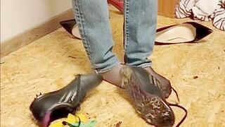 j'éclate des ballons avec des chaussures de golf