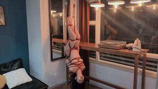 YT2702 A Strange Suspention Posture