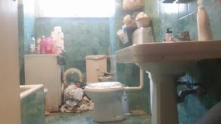 LOADING WASHING MACHINE AND SHOWING ASS