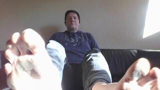 I put my dirty feet in your face !