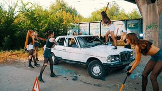 GIRLS vs W123 MERCEDES