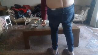 HOUSEWIFE CLEANS AND SHOWS BUTTCRACK