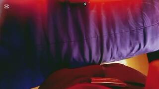 Mi madrasta se masturba mientras habla con mi padrastro tiene una coño grande y delicioso no puede parar de verla