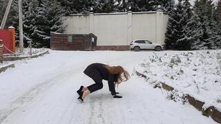 Zanotti heelless shoes on very slippy road, platform shoes on ice, heelless shoes on ice