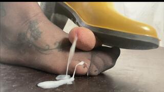 A Bootjob Dream comes true - Shoejob in yellow Marc Jacob Rainboots - Tramplegirl in black nylons and wellies uses all her talents to drain a huge load on her nyloned feet - Spitting, Shoejob, Bootjob, Giantess, POV and Upskirt Views - Handjob - multi - H