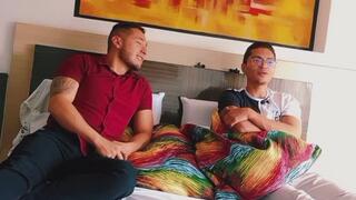 EL CORNUDO SE MI HERMANASTRO ME DA EL CULO DE SU MUJER LA PONGO A CABALGAR EN MI VERGA HASTA QUE LA LLENO DE SEMEN