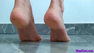 Arab Goddess Barefoot - 4K MP4