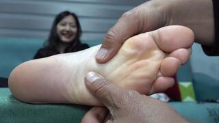 After giving Yanling a foot massage, she agreed to let me worship her soles