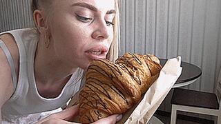 Big chocolate croissant! MP4