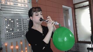 Ditria Tries Out a Prototype Lung Exerciser (MP4 - 720p)