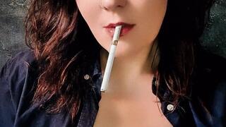 No makeup Smoke Clinging on Bare Skin